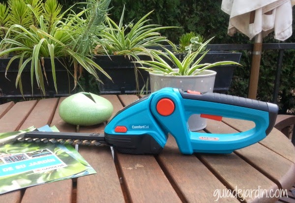 Herramientas eléctricas para el jardín sobre la mesa de la terraza