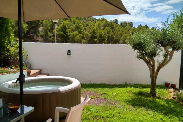instalar un spa en el jardín